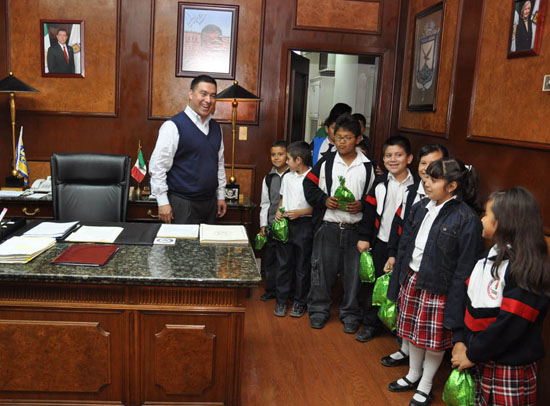 Recibe alcalde a niños de la Escuela Primaria “Antonio Medina Gaona”  