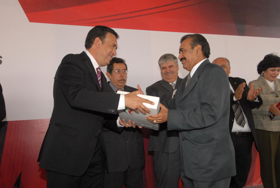 Entrega el gobernador Humberto Moreira Valdés el IV Informe de Resultados al Magisterio de Coahuila 