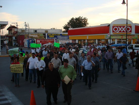 Protestan comerciantes organizados contra la aduana y SHCP en Acuña