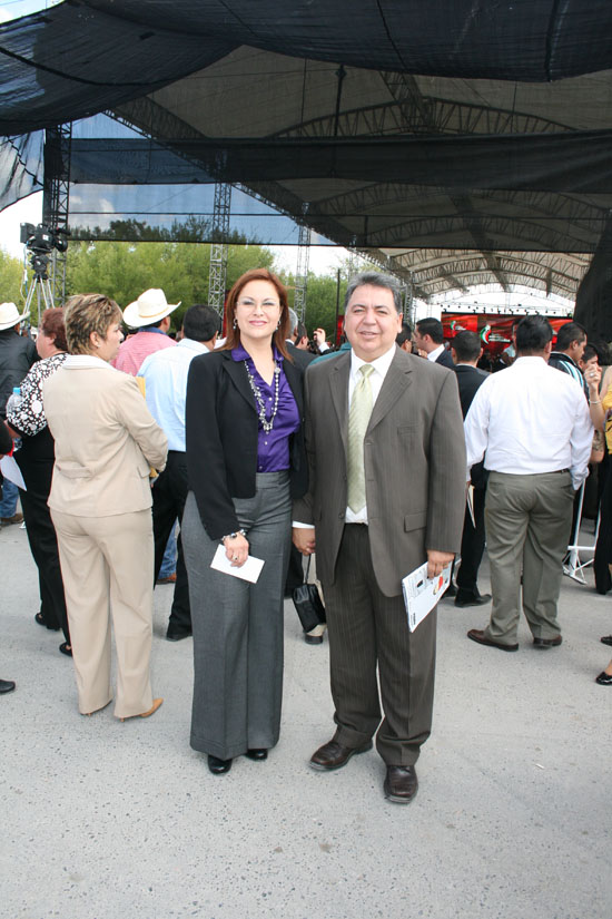 Licenciado Alberto Aguirre Villarreal y señora Marilu Flores de Aguirre
