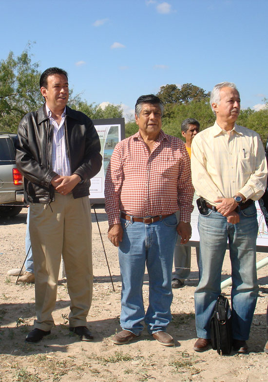 Señor Juan Balderas Balboa acompañado del gobernador Humberto Moreira y del secretario de obras públicas Horacio del Bosque