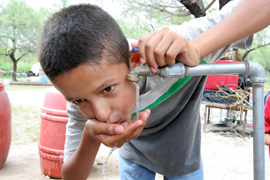 El gobierno del estado lleva agua potable a comunidades alejadas de Ocampo 