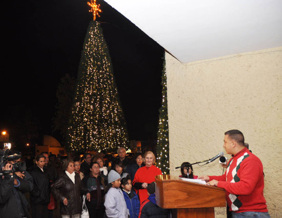 Enciende alcalde Raúl Vela pino navideño 