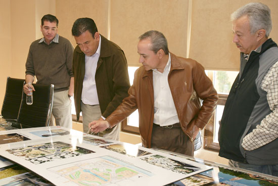 Evalúa el gobernador Humberto Moreira anteproyectos de la modernización de Plaza en Piedras Negras  