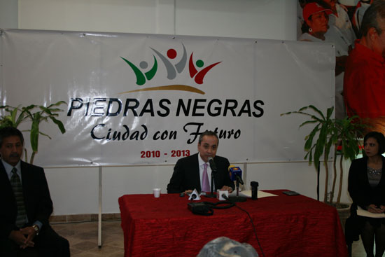 Presenta a sus colaboradores el alcalde de Piedras Negras José Manuel Maldonado  
