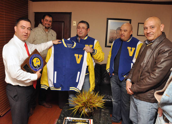 Recibe alcalde reconocimiento por parte de la directiva del club Venados 