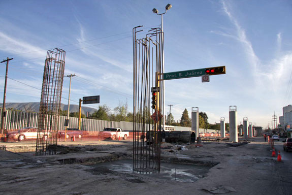 Avanza construcción del puente superior vehicular en Bulevar Pape y Avenida Industrial-Juárez en Monclova