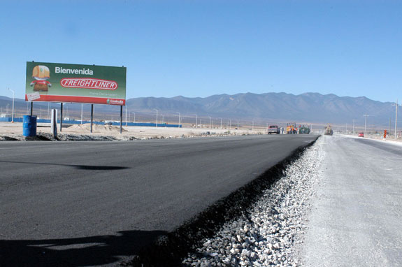 Los trabajos van desde el entronque de la carretera a General Cepeda con la de Zacatecas y llega hasta la empresa Daimler Trucks, empresa de clase mundial que realizó una fuerte inversión en esta parte de Saltillo.
