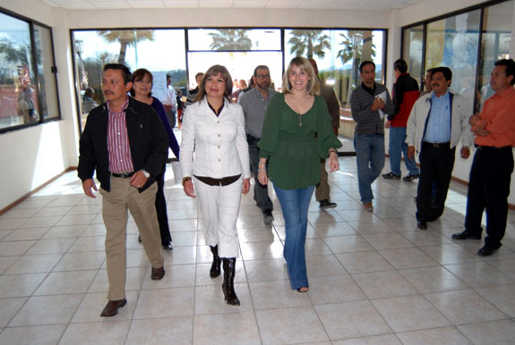 En gira de trabajo por Múzquiz la señora Vanessa de Moreira entregó beneficios a sus habitantes