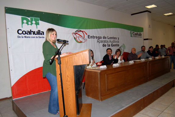 En gira de trabajo por Múzquiz la señora Vanessa de Moreira entregó beneficios a sus habitantes