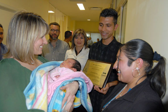 Inicia la señora Vanessa de Moreira el programa Unidos por una Sonrisa 2009 en el Hospital General de Múzquiz