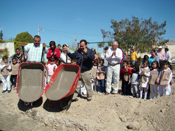 Se puso en marcha la construcción de dos aulas, una de ellas en el Jardín de Niños “Evangelina Cárdenas Amaro” y en la Escuela Primaria “Rogelio Santos San Miguel”.