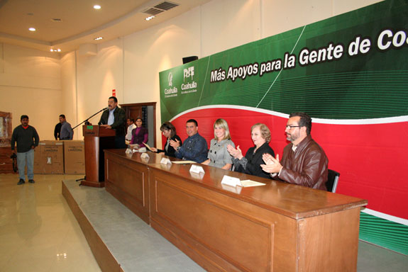 Acompañada del Alcalde Raúl Vela Erhard, la esposa del Gobernador Humberto Moreira Valdés entregó los apoyos a diversas instituciones educativas y asociaciones no gubernamentales en el Centro Cultural Multimedia 2000.