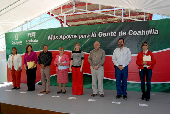 Visita la presidenta del DIF Coahuila el municipio de Juárez, donde entrega diversas obras y beneficios a la gente