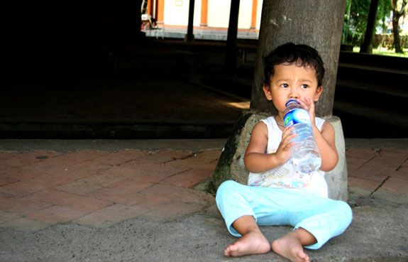Los filtros de agua ayudan a mejorar la calidad de vida de los habitantes de países emergentes, al filtrar contaminantes que pueden poner en peligro la salud. [Créditos: http://www.sxc.hu/photo/753687]