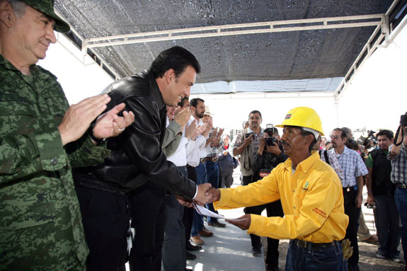 El Gobernador Humberto Moreira Valdés entregó reconocimientos a quienes durante el 2008 combatieron y previnieron incendios forestales, como el personal de la Comandancia de la Sexta Zona Militar.