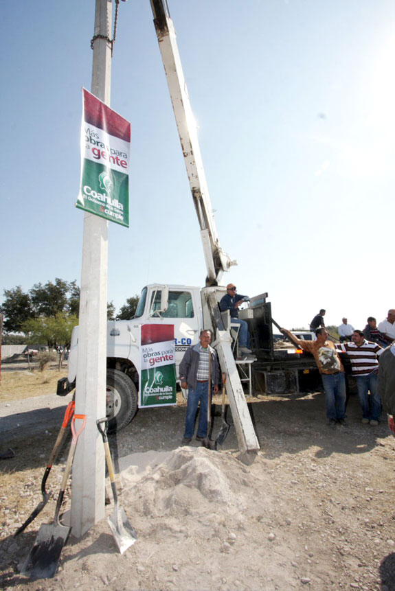 Cada tres días inician dos obras de electrificación en Coahuila