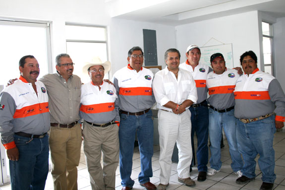 Pescadores profesionales, acompañados del alcalde de Acuña, Evaristo Lenin Pérez.