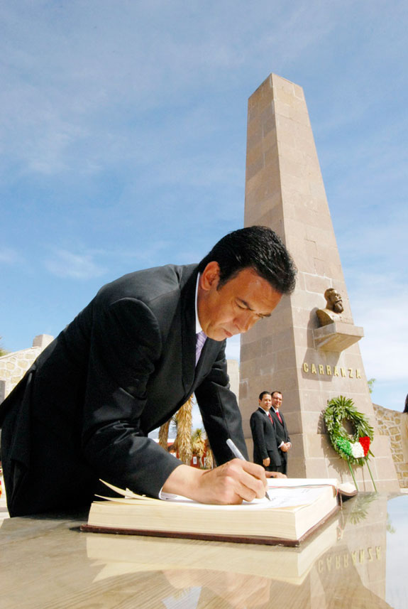 El gobernador de Coahuila, Humberto Moreira Valdés, firma el libro de visitantes distinguidos, en la ceremonia de conmemoración de la firma del Plan de Guadalupe