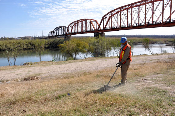 Continúan las obras de limpieza en el Paseo del Río en Piedras Negras
