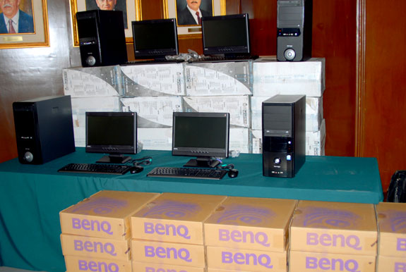 El equipamiento consiste en 250 computadoras de escritorio, con recurso cien por ciento estatal y forma parte de un apoyo en equipamiento en computación a todas las escuelas Normales.