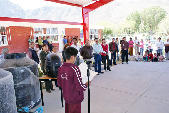 Entrega la SEC a la gente del semidesierto de Coahuila apoyos educativos