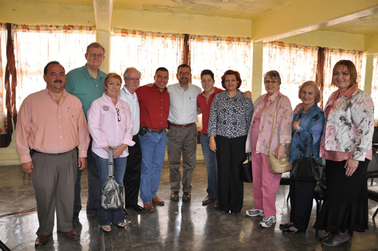 El alcalde Raúl Vela acompañado de funcionarios municipales y visitantes