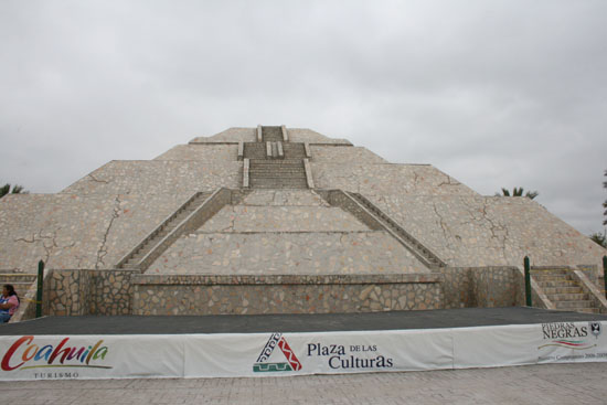 Réplica de pirámide del Sol en Piedras Negras
