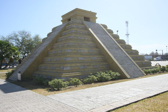 Aspecto diurno de la réplica de la pirámide de Chichen Itza en la Plaza de las Culturas