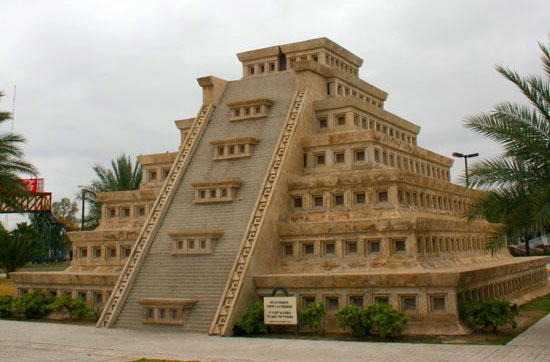 Réplica de la pirámide de Tajín.