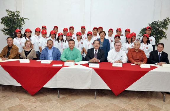 El alcalde Raúl Vela con estudiantes que participarán en el programa.