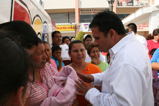 Javier Navarro atiende a familia con niña recién nacida que presenta paladar hendido