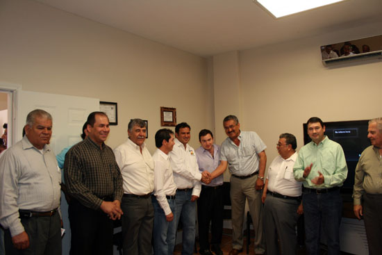 Cuauhtémoc Arzola felicita a Javier Navarro a nombre del gobernador Humberto Moreira, en cuya representación acudió al evento