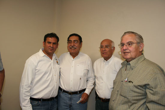 Javier Navarro fué felicitado por el empresario Miguel Villarreal, el ex-diputado Gabriel Ramos y el ex-alcalde Gudelio Garza