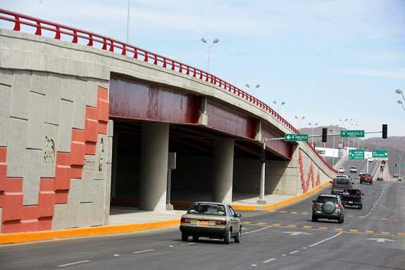 Inaugura el gobernador el puente del Bulevar Nazario Ortiz Garza y Abasolo