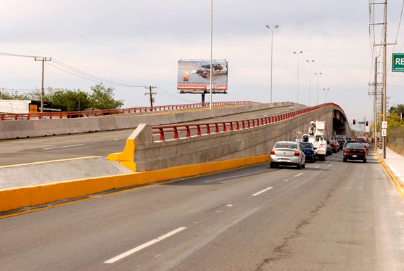 Inaugura Humberto Moreira el paso superior vehicular Harold R. Pape y puerta 4 de AHMSA en Monclova