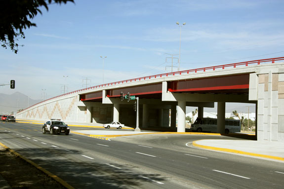 Inaugura Humberto Moreira primer puente del Sistema Vial Fundadores