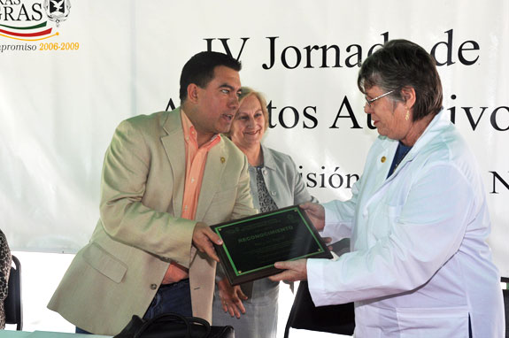 Raúl Vela Erhard otorgó una placa de reconocimiento a la señora Malena Cobo de Galán. Presidenta del Club Rotario Misión Piedras Negras, por su compromiso al frente de este organismo que coadyuva para ofrecer mejores opprtuniaddes a los sectores desprotegidos de esta frontera.