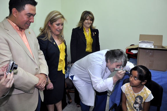 Inaugura Raúl Vela IV Jornada de Aparatos Auditivos en clínica municipal