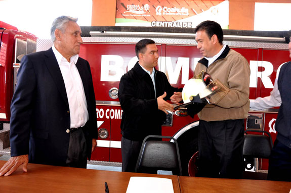 Raúl Vela entregó al gobernador Humberto Moreira un casco de bombero, a nombre del H. Cuerpo de Bomberos de Piedras Negras, como agradecimiento a su apoyo.