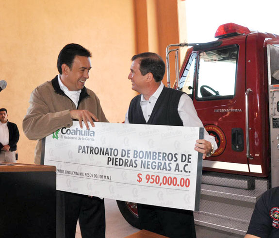 El gobernador Humberto Moreira, entrega el cheque por 950 mil pesos, obtenidos en el Maratón del Bombero, al presidente del patronato Morris Libson Valdés