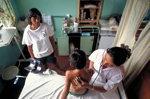 Un niño nicaragüense con tuberculosis es revisado para verificar su respuesta a los medicamentos anti-tuberculosis. [Créditos: Jad Davenport]