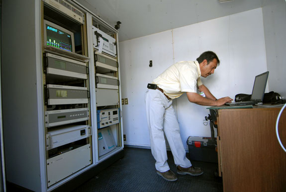 Martínez Ávalos, expresó que la Unidad cuenta con suministro de energía eléctrica para la operación de los equipos analizadores de gases y los censores; cuenta también con sistema de enfriamiento como protección para todo el equipo.