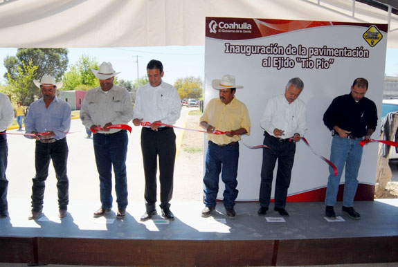 El gobernador Humberto Moreira, acompañado de autoridades estatales y municipales, cortaron el listón de inaguruación de la obra.