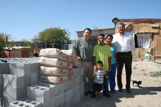 Alberto Aguirre y Cuauhtémoc Arzola en la entrega del paquete de construcción