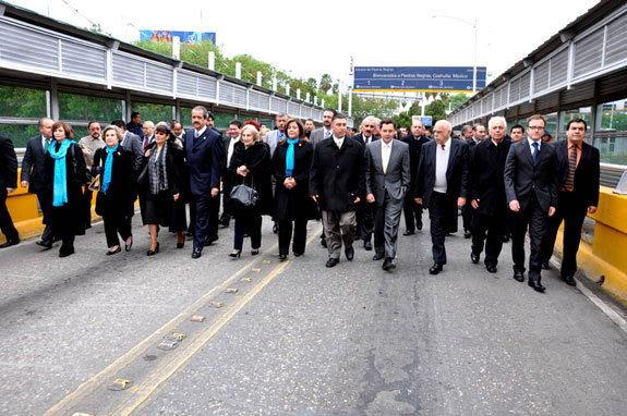 Autoridades de ambos países, se dirigen al Puente Internacional No. 1, en donde se realizó la ceremonia del abrazo de la amistad.
