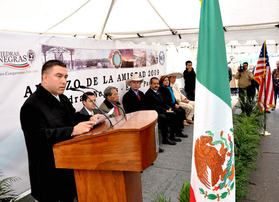 En su mensaje, el alcalde de Piedras Negras, Raúl Vela, destacó que "en esta frontera se vive con armonía, hermandad y respeto, avanzando juntos en el progreso y bienestar de todos".