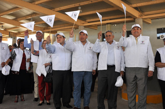 El alcalde Raúl Vela Erhard, acompañado de autoridades de ambos países, dio el banderazo de arranque del Programa Paisano Semana Santa 2009.