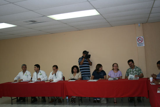 Directores de las cínicas del IMSS estuvieron presentes en la reunión con el delegado.