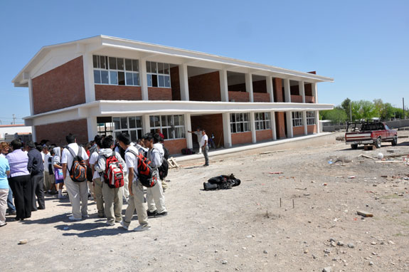 Secretario de educación y alcalde de Piedras Negras colocan primera piedra para la construcción de nuevas aulas